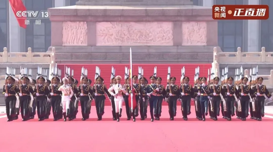 筑建铁军共瞩目，盛世华章励前行